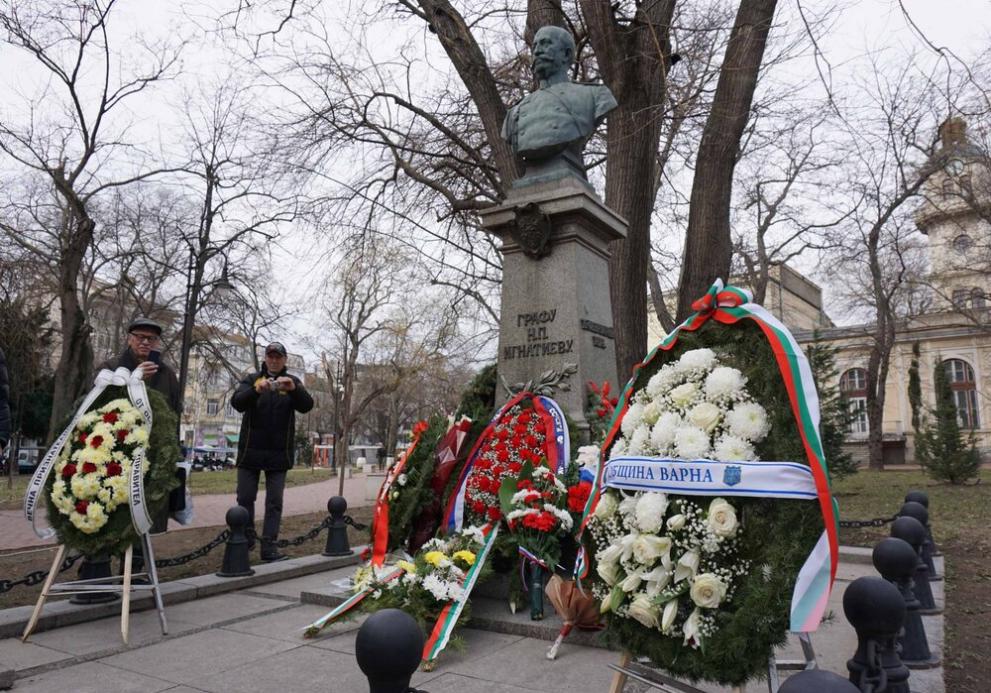 Положиха цветя на паметника на Граф Игнатиев