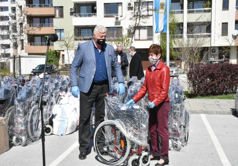 Пловдив дари 25 колички за хора с увреждания на Варна