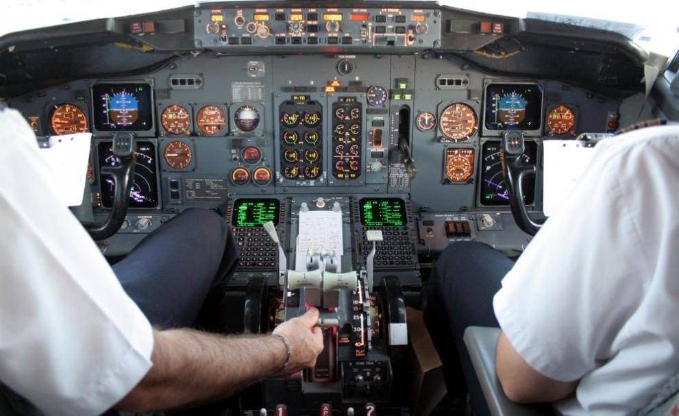 самолетна кабина пилоти самолет