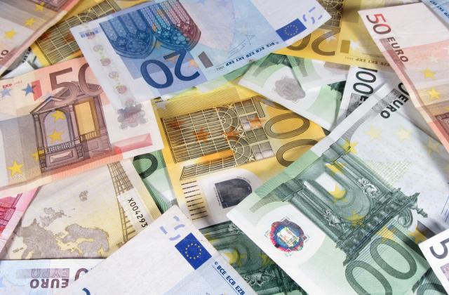 Курсът на еврото леко се повиши в междубанковата търговия във