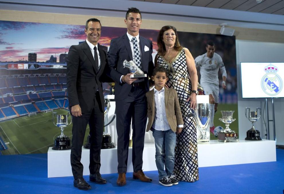 Жорже Мендеш (вляво) осигурява достатъчно индивидуални награди за най-важния си клиент Кристиано Роналдо, за да е добро настроението в семейството