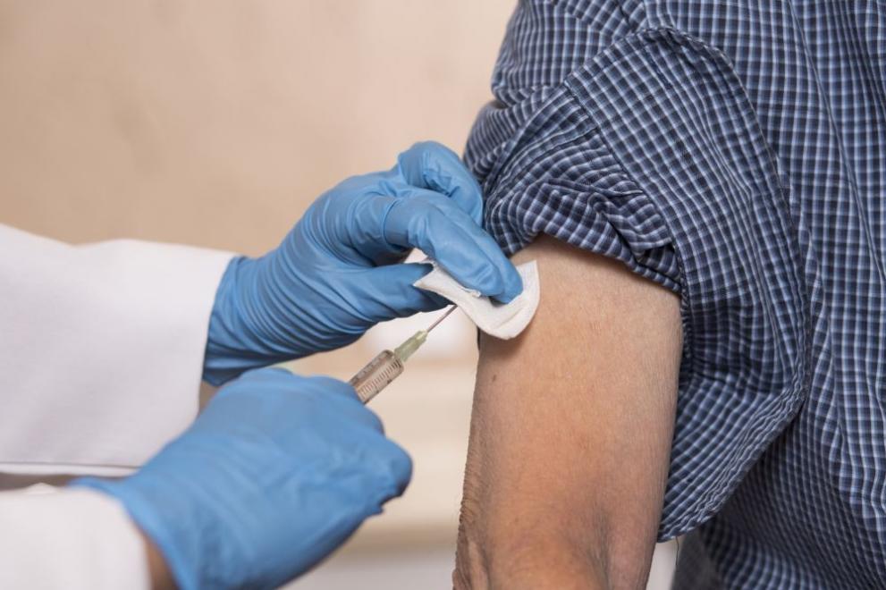 Доктор от Спешна помощ в Белослав е първият с ваксина срещу коронавируса във Варна