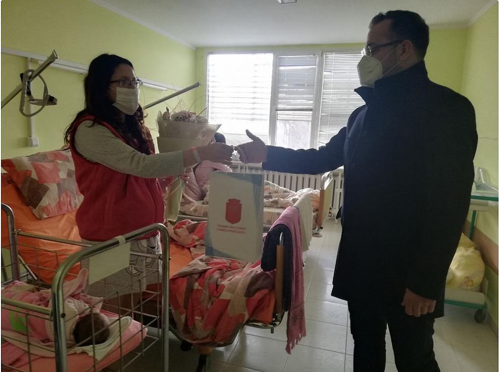 Йордан Йорданов дари на първото бебе в Добрич за 2021 г. златна монета
