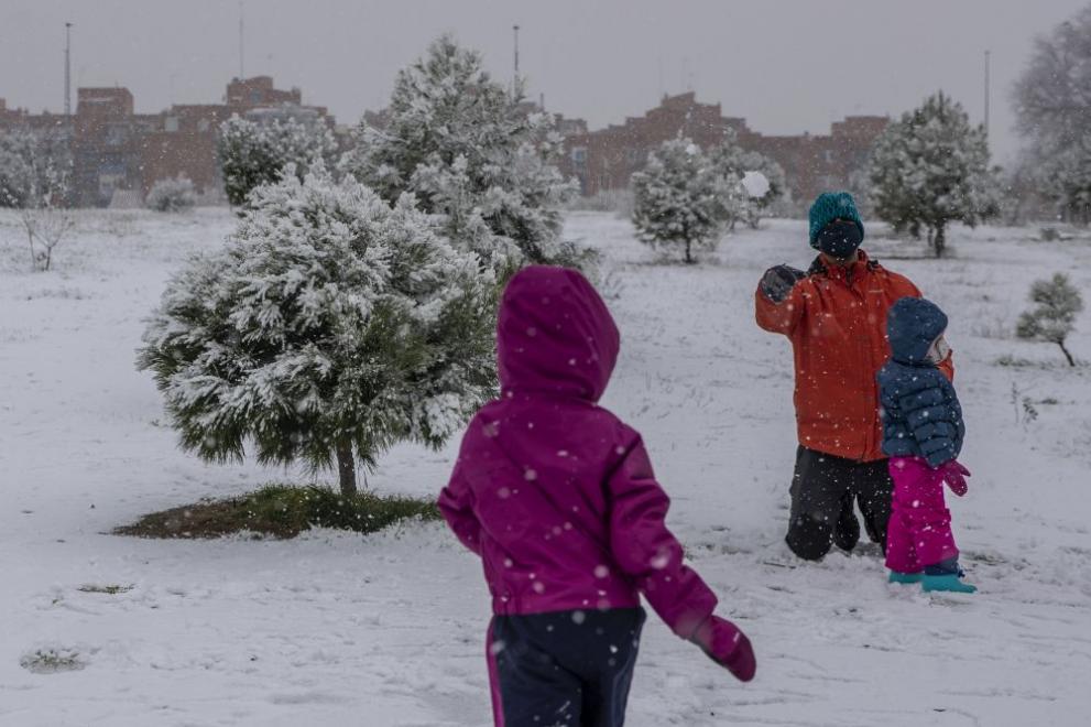 Бурата Филомена покри Испания със сняг, на който най-много се радваха в Мадрид