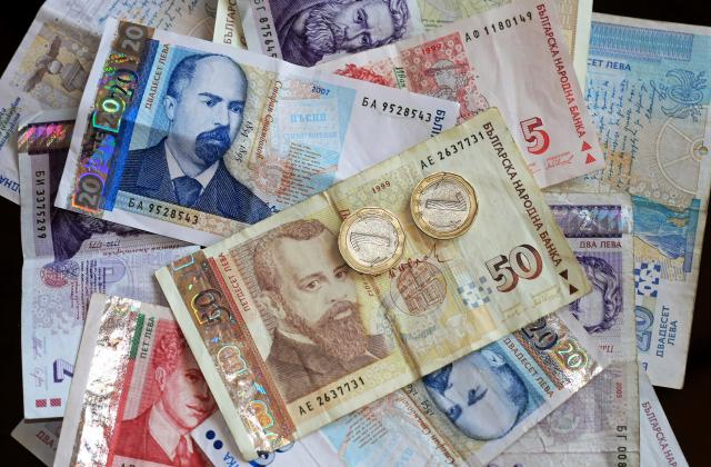 Разходите на българите продължават да растат по-бързо от доходите и