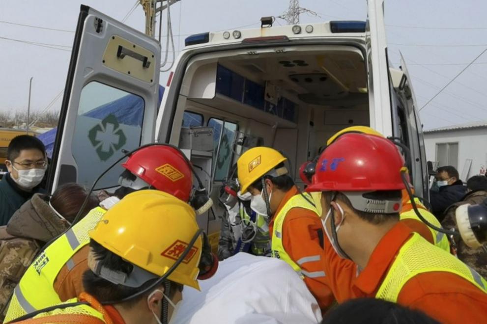 След 2 седмици под земята 7 китайски миньори бяха изведени на повърхността от спасители