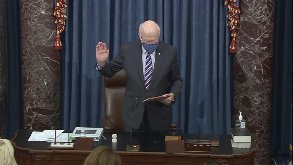 Сенаторът от Демократическата партия Патрик Лийхи, временен президент на Сената, произнася клетва за процедурата по импийчмънт срещу бившия президент Тръмп