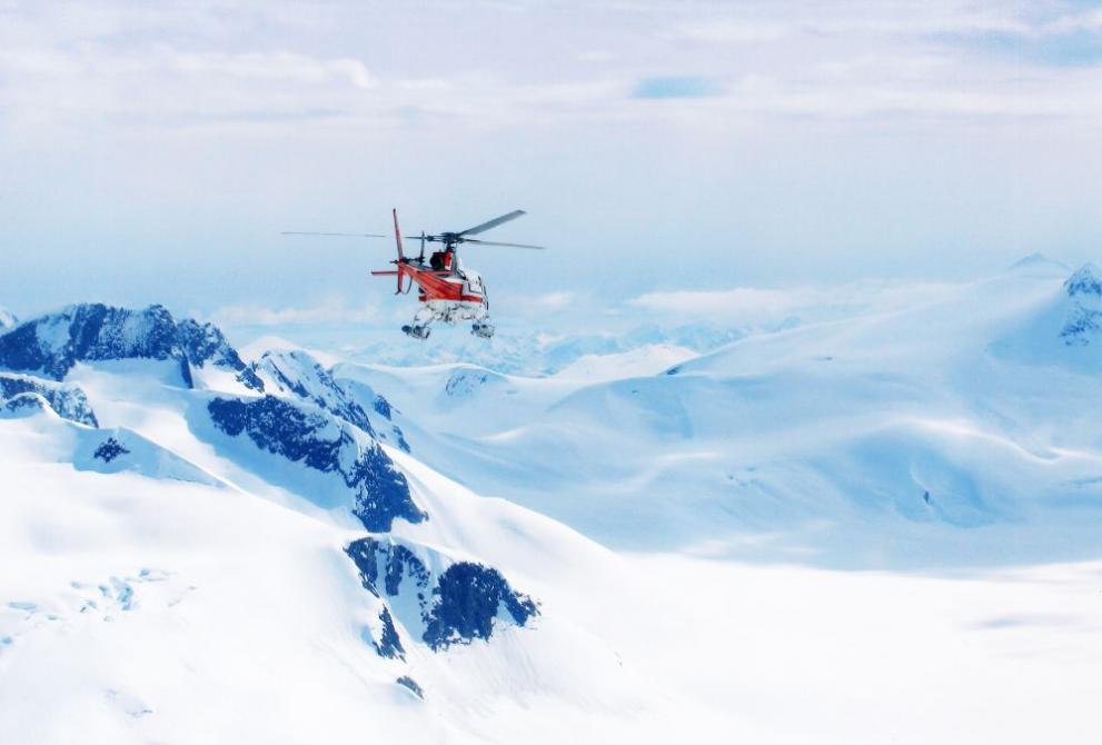 Поне двама са загиналите при падането на хеликоптер в Алпите