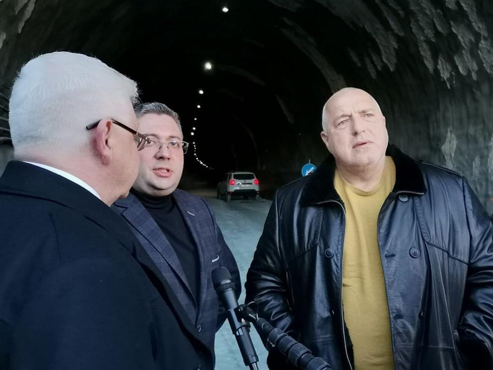 Бойко Борисов, Николай Нанков и Кирил Ананиев инспектираха строителството на най-дългия тунел у нас