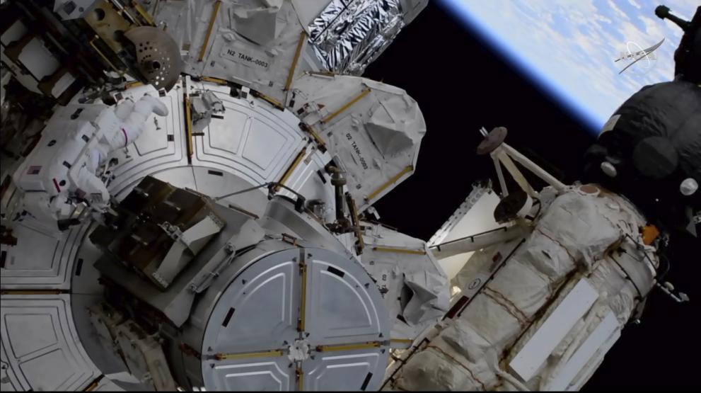 Кейт Рубинс и Соичи Ногучи, които пребивават на МКС, излязоха в открития космос