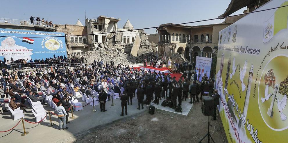 Папа Франциск се помоли на импровизирана сцена, изградена измежду руините на стари християнски църкви, унищожени от ИД