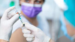 Ваксинираните срещу COVID 19 да получат по кратък период на изолация заяви