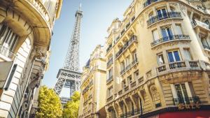 Хотелите в Париж утрояват своите цени за настаняване като тарифите