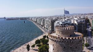 Гръцкото правителство намалява размера на данъка върху недвижимите имоти С 30