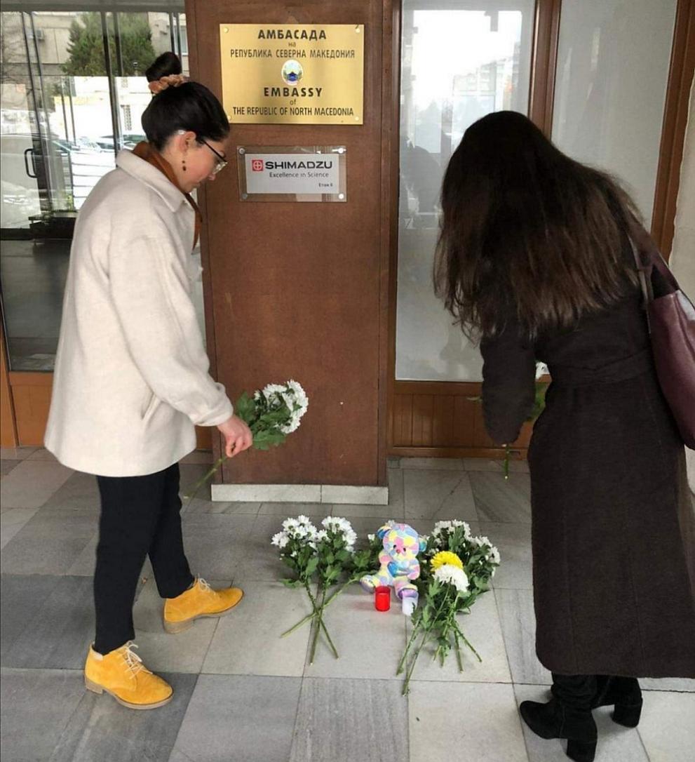  цветя и играчки пред посолството на Северна Македония 