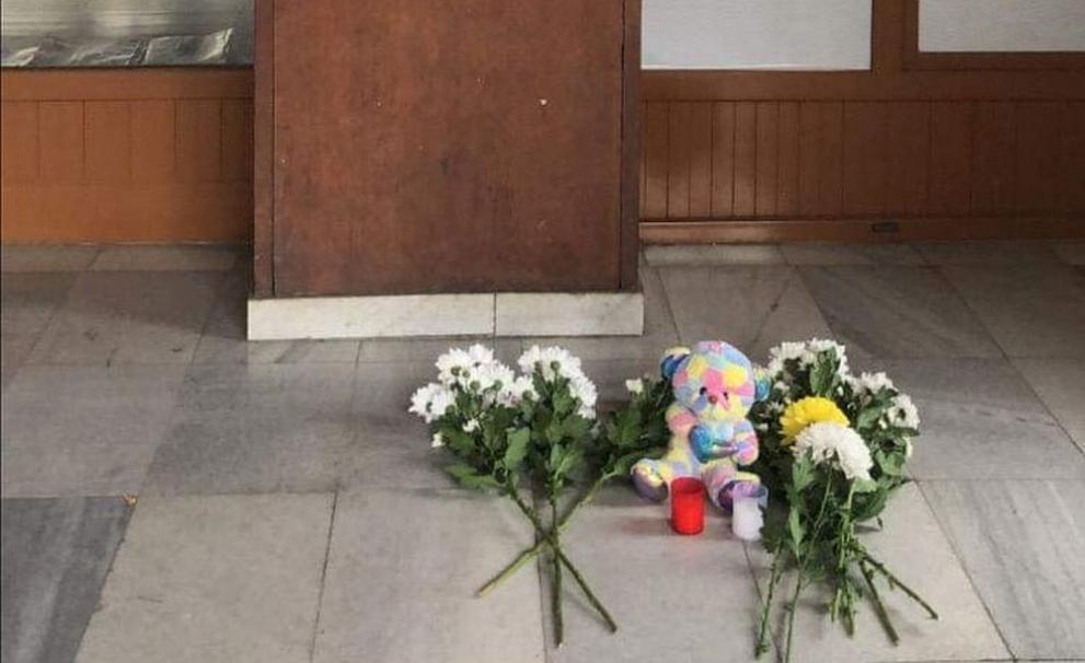  цветя и играчки пред посолството на Северна Македония 