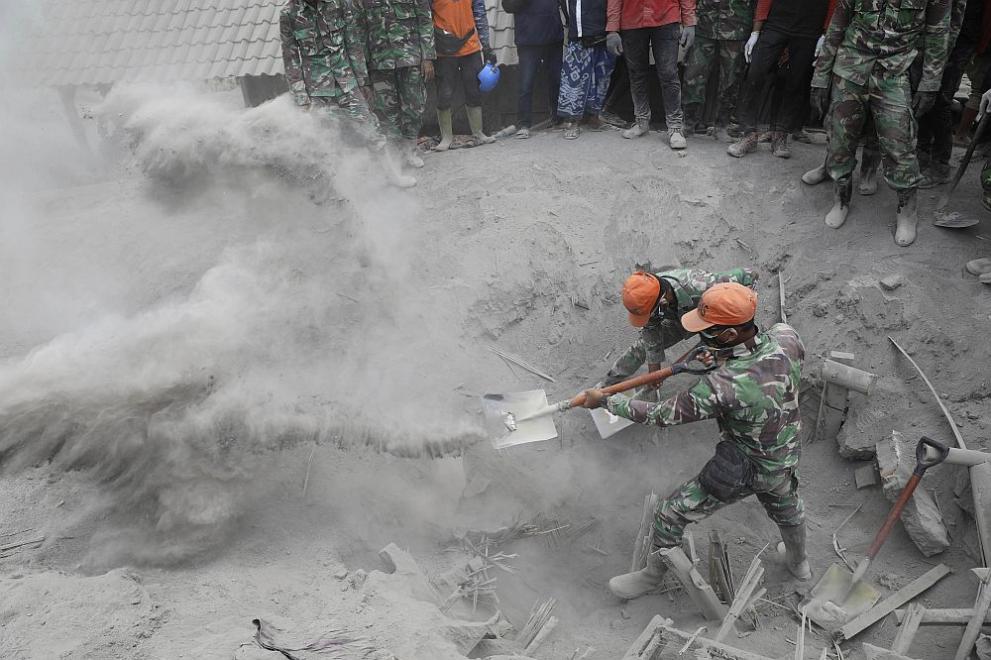  Издирват 12 души след изригването на вулкан в Индонезия 