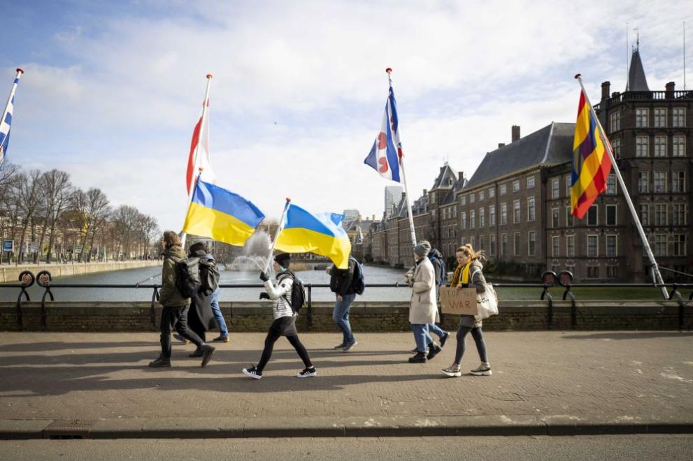 Демонстранти протестират в знак на протест срещу руската атака срещу Украйна в Хага, Холандия