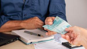 Българите продължават да теглят ударно бързи кредити и все по трудно