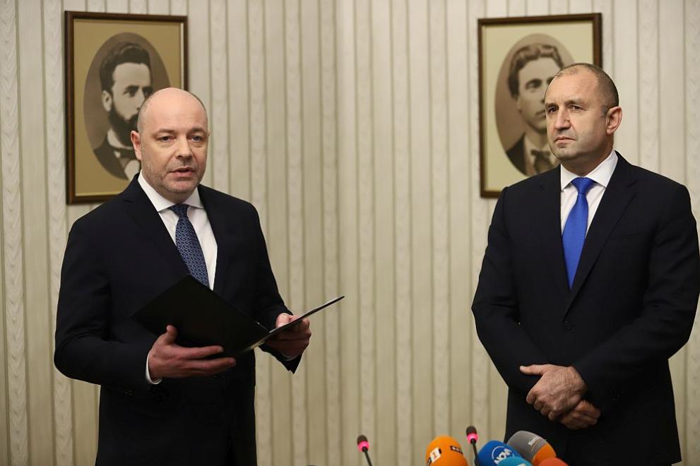 Президентът Румен Радев връчва мандат на кандидата за премиер на ГЕРБ-СДС проф. Николай Габровски 