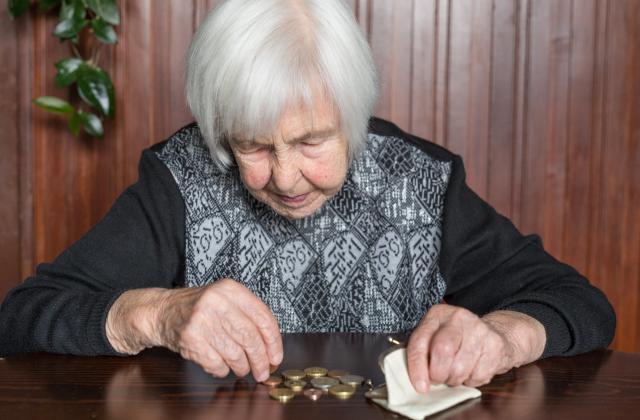 Най-бедните пенсионери, тези които получават минимална пенсия, са получили увеличение
