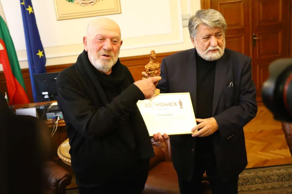 Председателят на Народното събрание Вежди Рашидов се срещна с виртуозния български кларинетист Иво Папазов – Ибряма. Поводът за срещата е поредната награда за българския световноизвестен музикант, който през тази година навърши 70 години