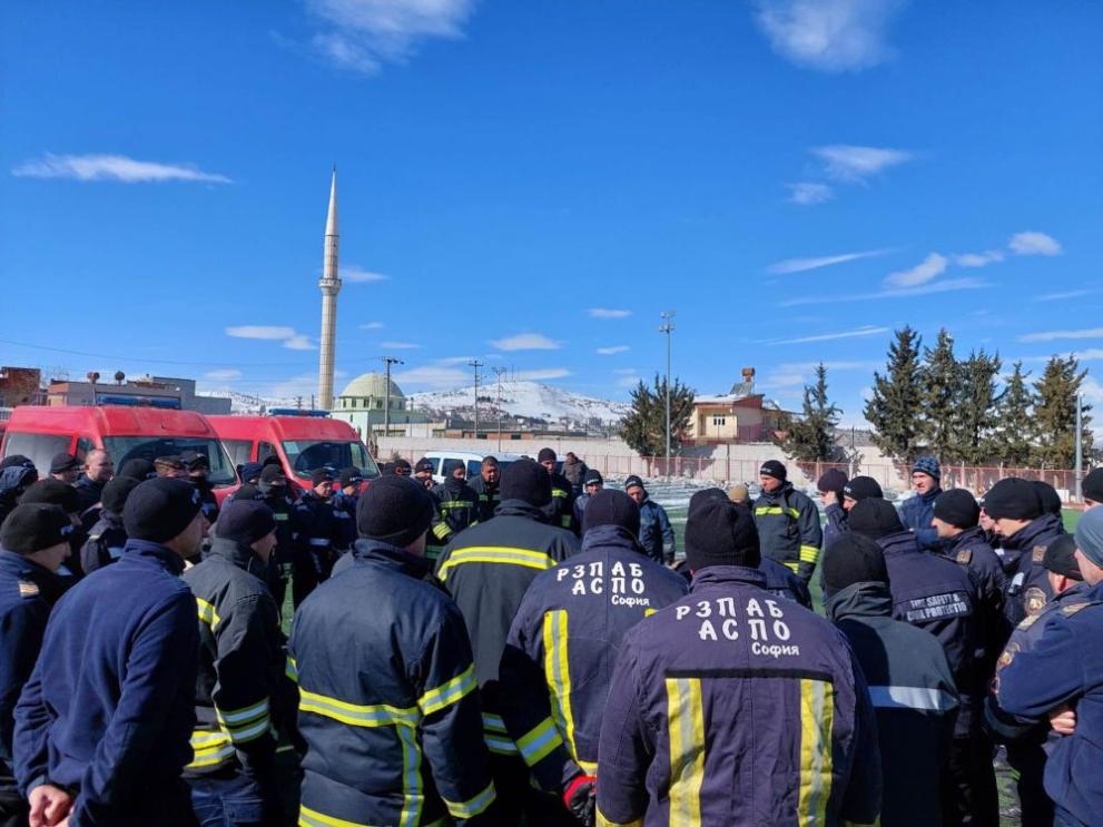  Турция земетресение пожарникари 