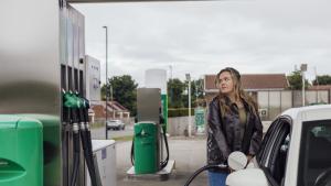 Във Великобритания ценaтa на бензина се повиши за четвърти пореден месец