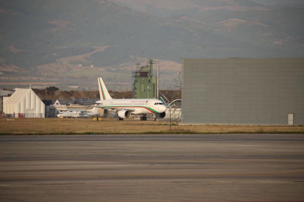 летище софия аероплан евакуирани българи 