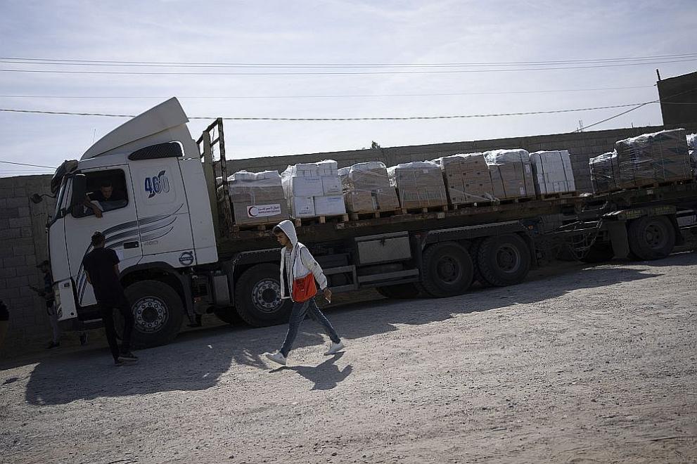 Камион с горива влезе за пръв път с Газа