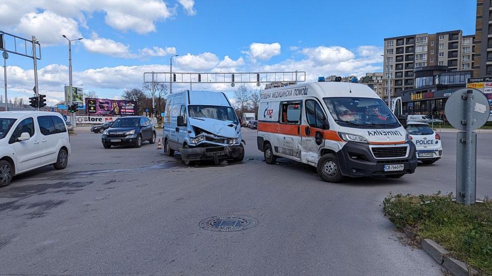  злополука Пловдив микробус кола за спешна помощ 