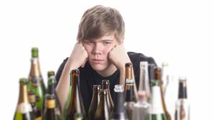 тийнейджър агресия алкохол младеж момче