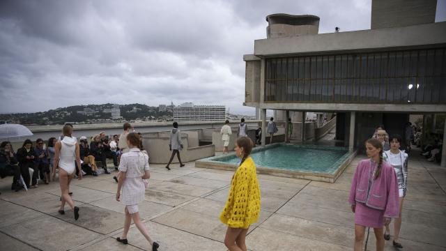 Ревю на покрива на жилищен блок: „Шанел“ разчупи консервативния си имидж (ГАЛЕРИЯ)