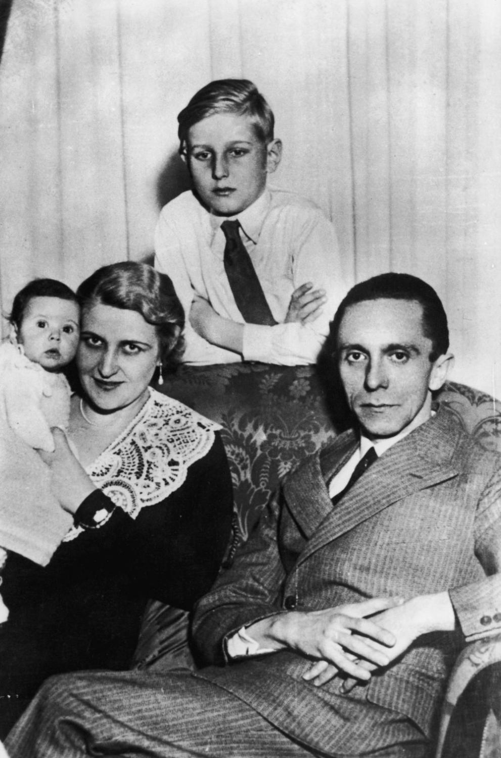  Йозеф Гьобелс със фамилията си 
