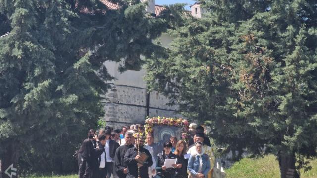 Десетки миряни се събраха в Роженския манастир на третия ден от Великден (ГАЛЕРИЯ)