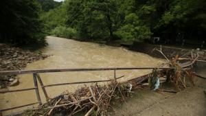 разрушеният мост над река Малък Искър