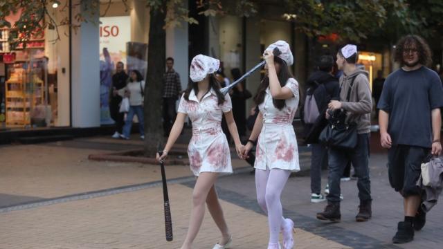 Зомбита, вещици, грим и настроение – София се преобрази за Хелоуин (СНИМКИ)