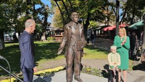 Министър Вълчев откри първия в българия паметник на Стоян Омарчевски