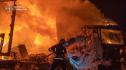 пожарникари гасят пожар след руска въздушна атака в Суми