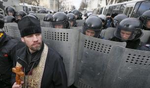 Съд забрани протестите в центъра на Киев