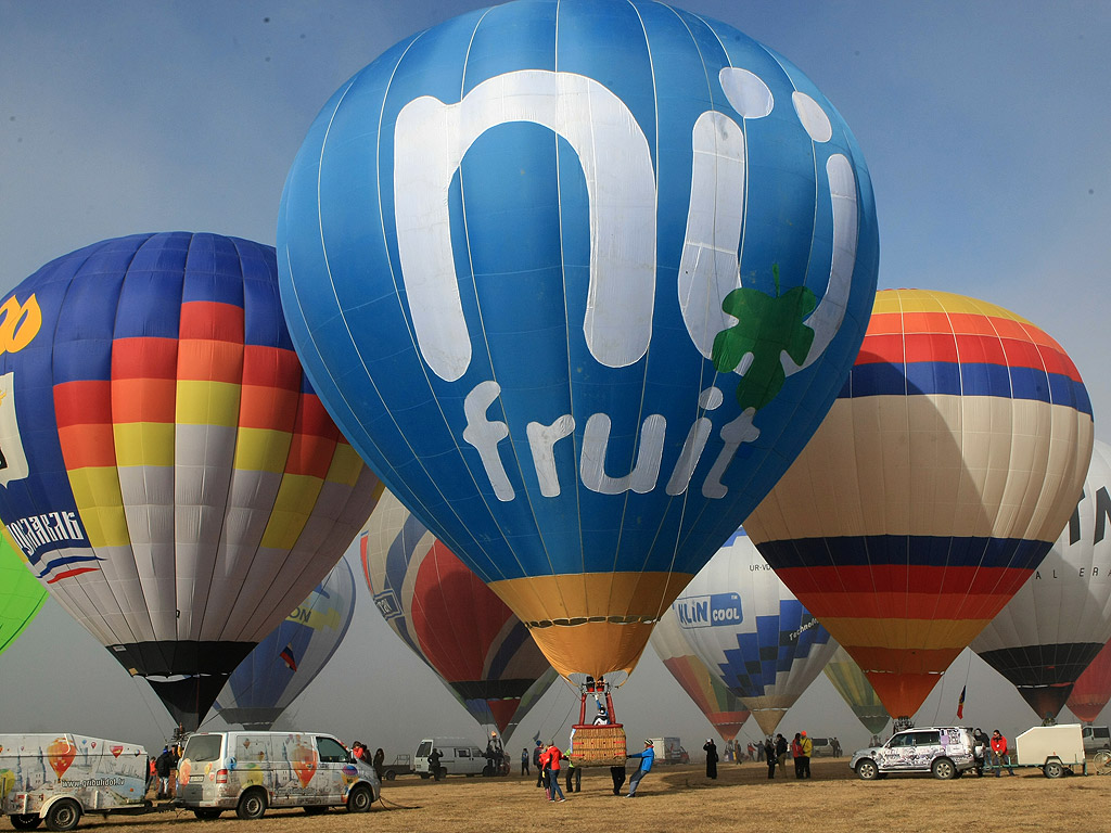 От 16 до 23 януари 2014 г. 19 екипажа на топловъздушни балони и мотопарапланери от България, Украйна, Русия, Молдова, Латвия, Полша и Румъния ще извършат
демонстрационни полети и привързани издигания в района на Баня, Разлог и Банско.  Общата зона за излитане е определена в местността „Гладно поле”-
на 2 км на север-северозапад от гр. Банско, от западната страна на пътя Разлог–Банско.