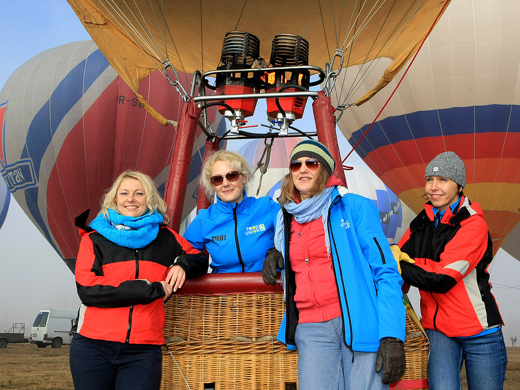 От 16 до 23 януари 2014 г. 19 екипажа на топловъздушни балони и мотопарапланери от България, Украйна, Русия, Молдова, Латвия, Полша и Румъния ще извършат
демонстрационни полети и привързани издигания в района на Баня, Разлог и Банско.  Общата зона за излитане е определена в местността „Гладно поле”-
на 2 км на север-северозапад от гр. Банско, от западната страна на пътя Разлог–Банско.