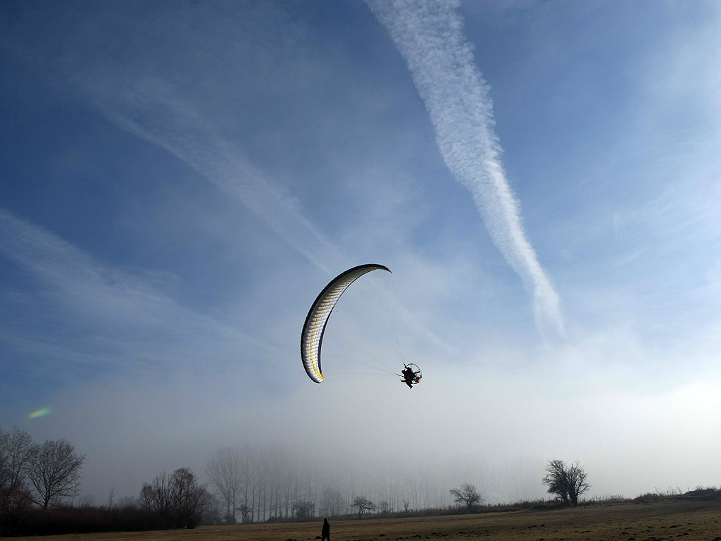От 16 до 23 януари 2014 г. 19 екипажа на топловъздушни балони и мотопарапланери от България, Украйна, Русия, Молдова, Латвия, Полша и Румъния ще извършат
демонстрационни полети и привързани издигания в района на Баня, Разлог и Банско.  Общата зона за излитане е определена в местността „Гладно поле”-
на 2 км на север-северозапад от гр. Банско, от западната страна на пътя Разлог–Банско.