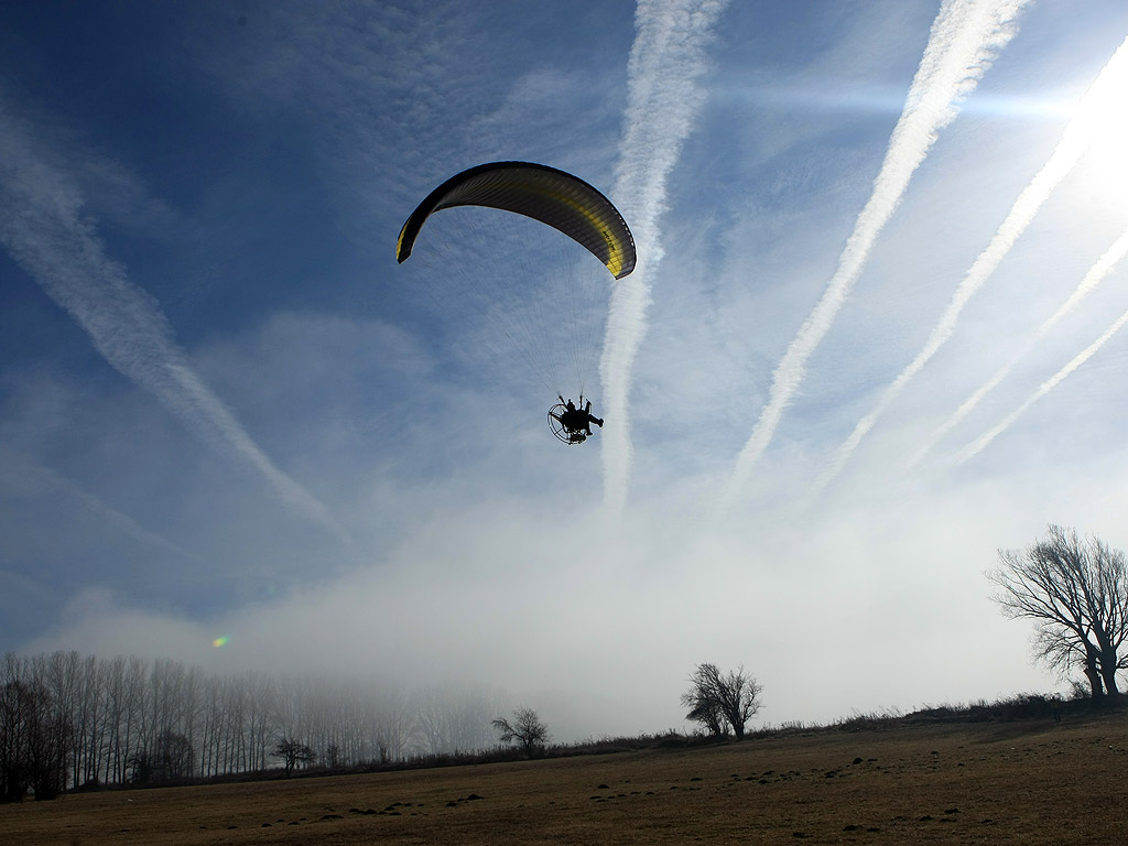 От 16 до 23 януари 2014 г. 19 екипажа на топловъздушни балони и мотопарапланери от България, Украйна, Русия, Молдова, Латвия, Полша и Румъния ще извършат
демонстрационни полети и привързани издигания в района на Баня, Разлог и Банско.  Общата зона за излитане е определена в местността „Гладно поле”-
на 2 км на север-северозапад от гр. Банско, от западната страна на пътя Разлог–Банско.