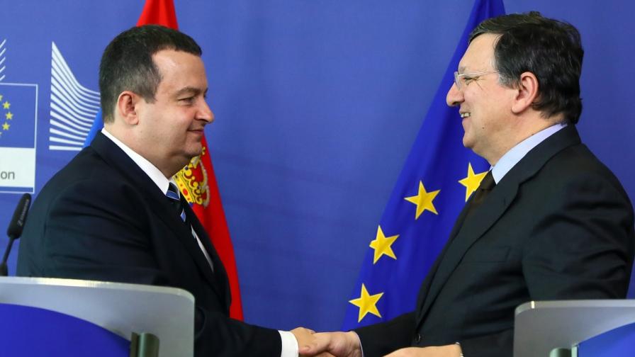 Сръбският премиер Ивица Дачич (л) и председателят на ЕК Жозе Барозу