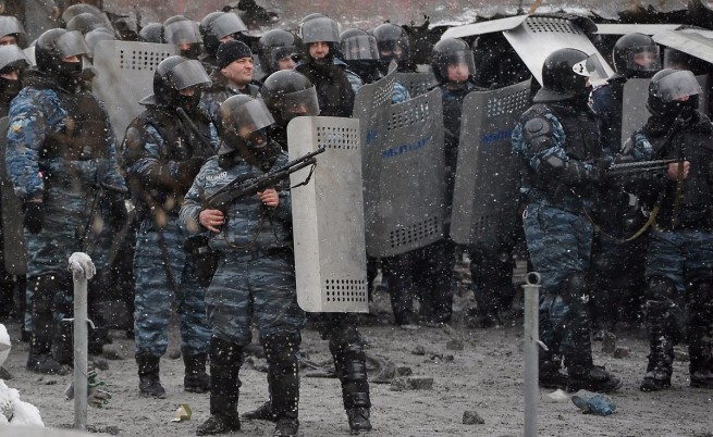 Властите пратиха БТР в Киев и разбиха барикада на протестиращите
