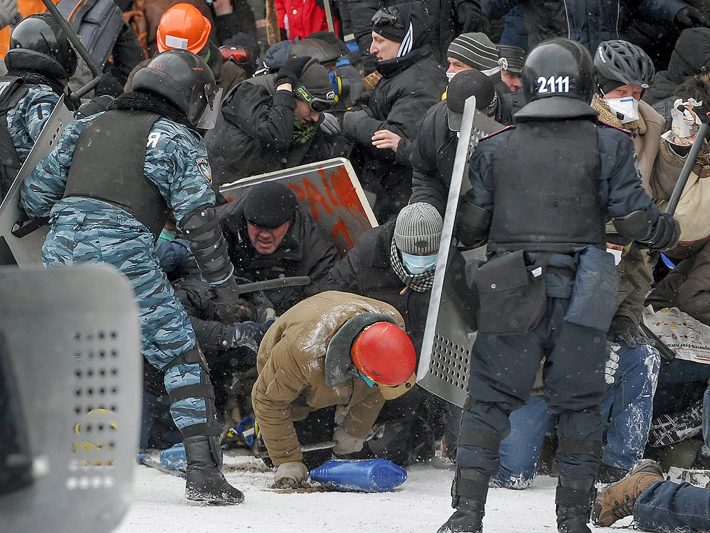 Вече има потвърдени жертви на сблъсъците между милицията и протестиращите в Киев