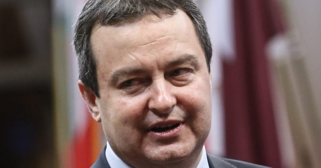 Външният министър на Сърбия Ивица Дачич пя на президента на