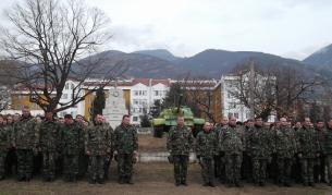 Уволниха военните, поругали паметник в Карлово