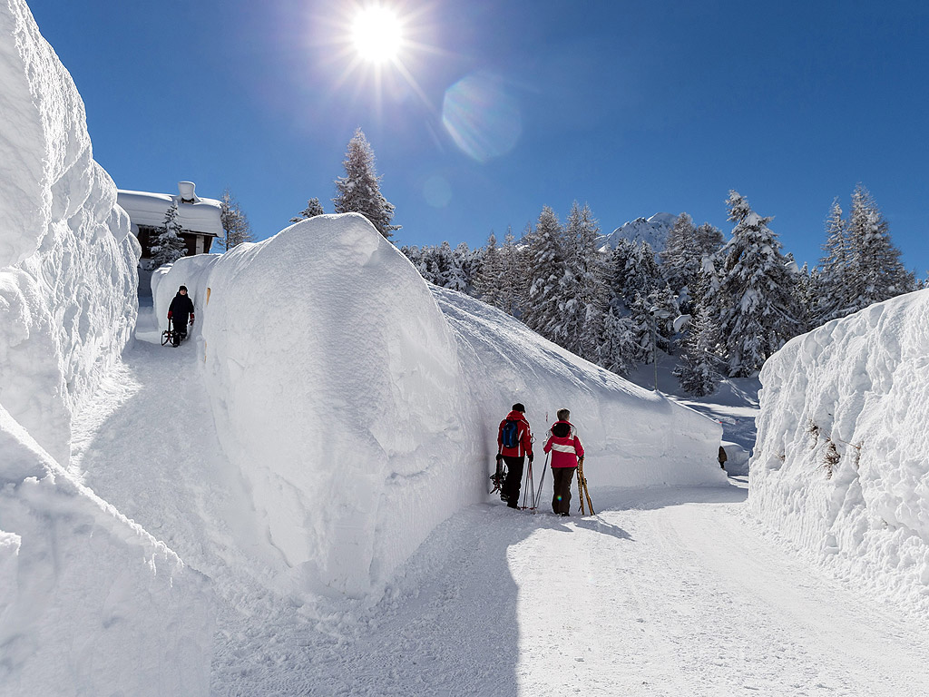 Нивото на снежната покривка е 2,38 метра...това чуват жителите и гостите на Малоя, Швейцария от метеоролозите в днешния ден. Повече снеговалеж се прогнозират за следващите дни.